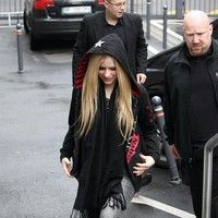 Avril Lavigne is all smiles as she leaves her Paris hotel photos | Picture 77869